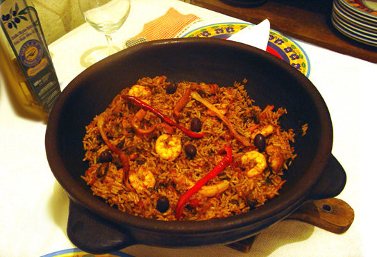 Arroz do Mar. Um dos pratos que mais contribuíram para a reputação do restaurante. Polvo, lula, camarões, ostras e sururu, em arroz de açafrão, feitos em panela de barro.